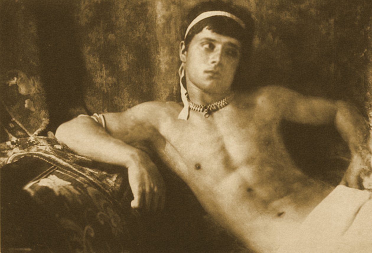 ジュエリーを身に着けているリクライニングボーイの研究。 c.1899（セピア写真） 作： ヴィルヘルム・フォン・グローデン男爵
