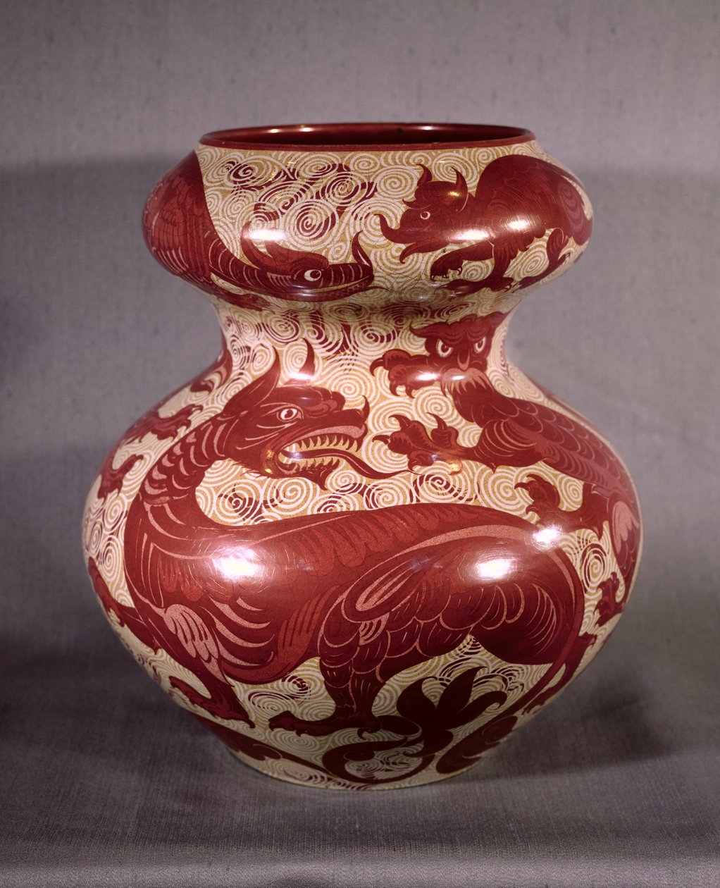 19世紀後半のクリーム色の陶器にルビーの赤い光沢のドラゴンのデザインで飾られた花瓶（光沢器） 作： ウィリアム・ド・モーガン