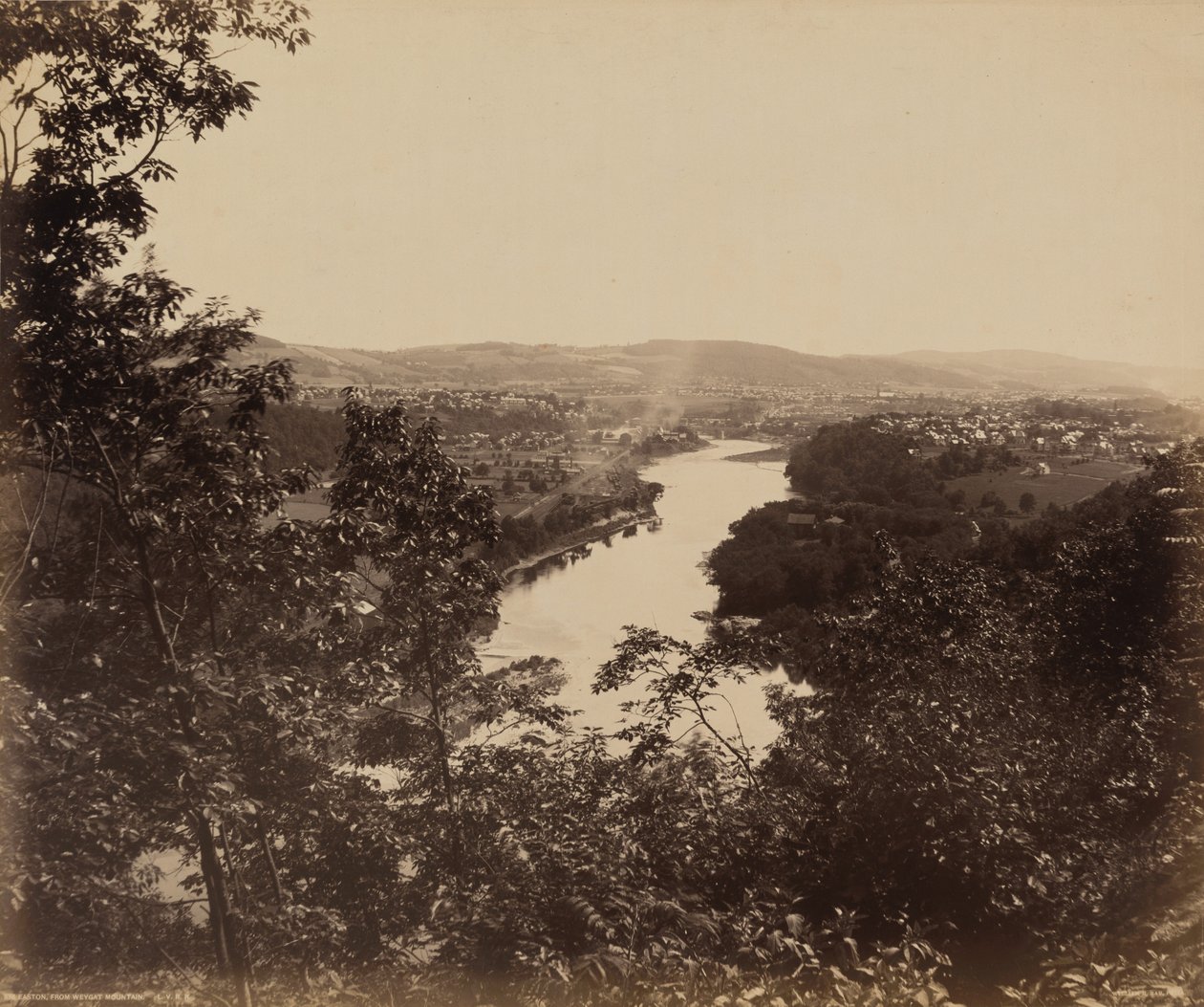 イーストンとウェイガット山（c.1895年（写真） 作： ウィリアム・ハーマン・ラウ