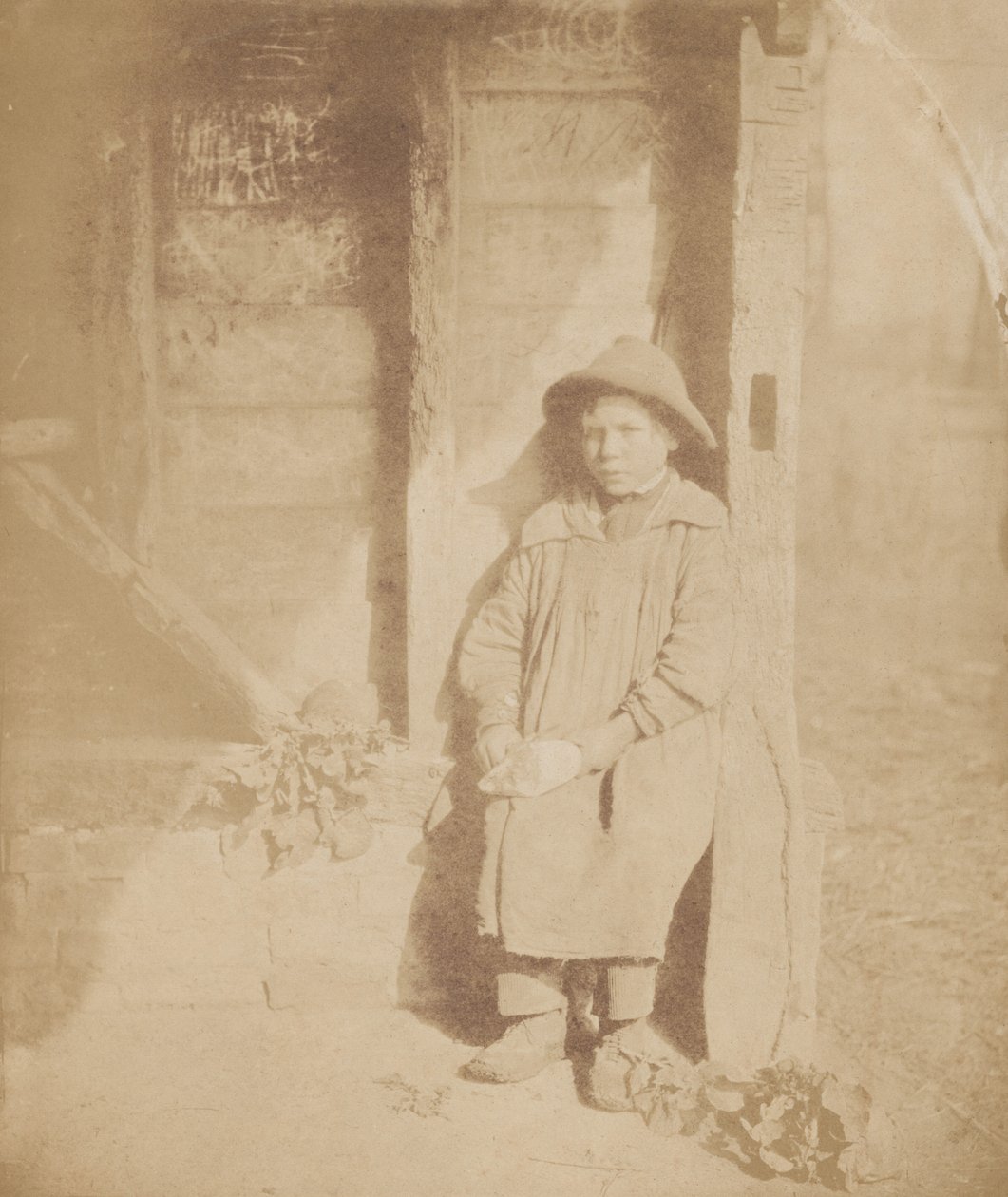 カブの皮をむく少年、c.1854年（写真） 作： ウィリアムPシャーロック
