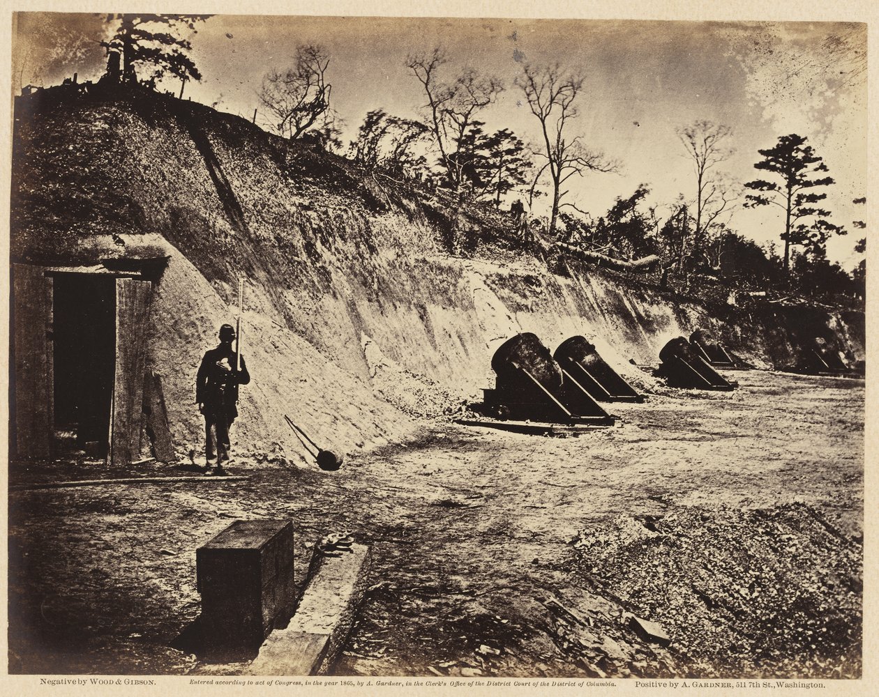 1862年5月、ヨークタウンの近くにあるバッテリーNo. 4（アルブメンプリントを織り紙に取り付けたもの） 作： ウッドとギブソンウッドとギブソン