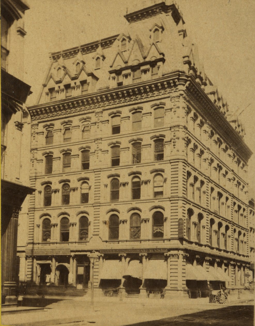 歌手ミシン会社ビル。フィフスストリート（ブロードウェイ）とローカストストリート。 1870年代初頭に建てられました 作： Woodward Stereoscopic Company