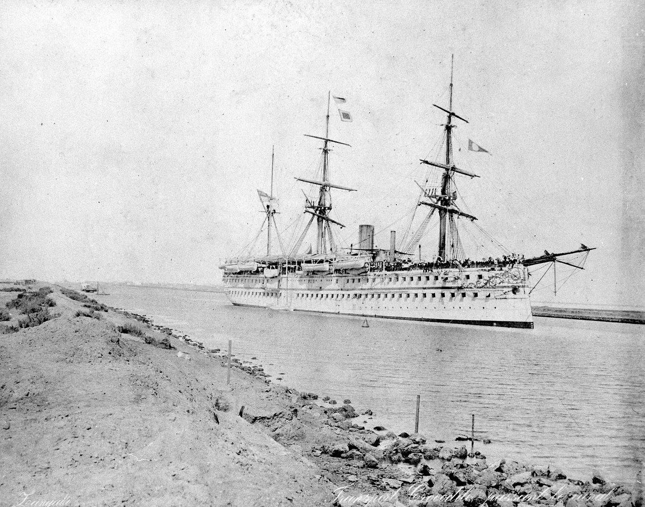スエズ運河を通過する軍隊「ワニ」c。 1870年代 作： ザンガキ兄弟
