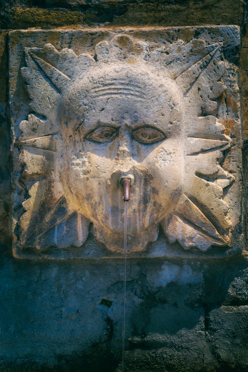 イタリア・アッシジ 噴水（写真 作： フェルディナンド・ゲオルグ・ヴァルドミュラー