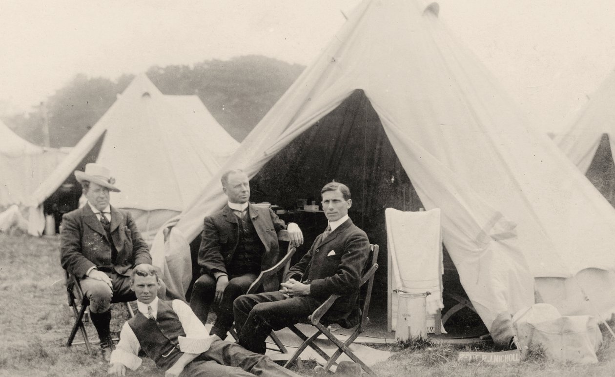 テントの外でくつろぐ男性 1908年頃（写真） 作： 。 。