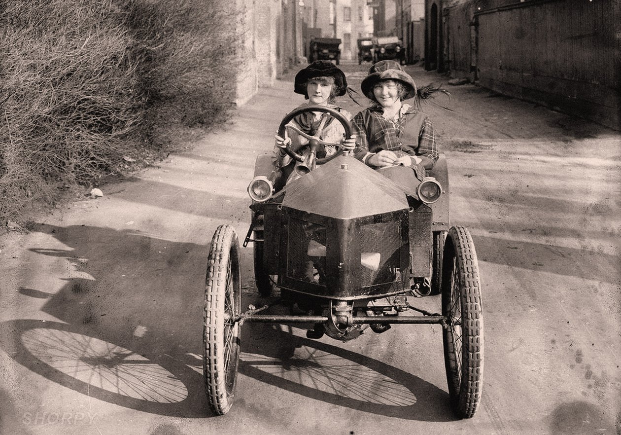 ドライブに出かける（1912年頃）（写真 作： フレデリック (帰属) バーナード