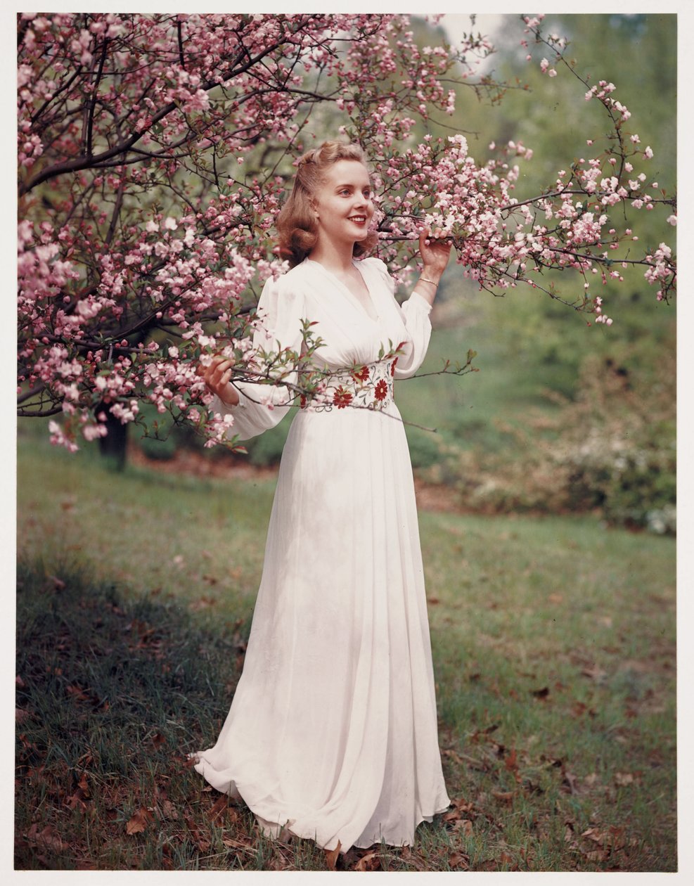 花の近くでドレスのモデルをする女性、1940年代頃 作： フレデリック (帰属) バーナード