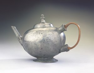 マサチューセッツ州ボストンのティーポット、1740〜60年（ピューターと木材）
