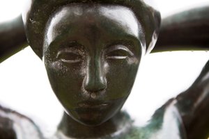 髪を整える水夫、細部、1930年（ブロンズ）