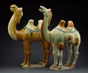 2頭のラクダ、唐時代（618-907）（艶出しの陶器）