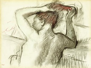 裸の女性が彼女の髪をスタイリング
