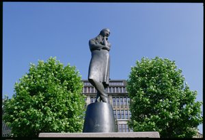 ハインリッヒハイネ（1797-1856）1926-33（ブロンズ）の記念碑