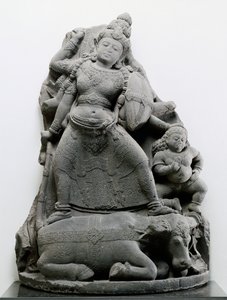 ドゥルガを殺したマヒサ、1300年頃（火山石）