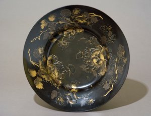 伊万里型の皿、17世紀後半（漆木材）
