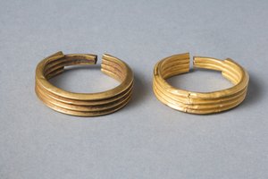 フープイヤリング、18〜19王朝（ゴールド）