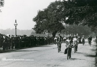 ハイドパークでのサイクリング、1895年 作： English Photographer