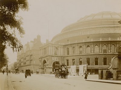 ロイヤルアルバートホールの全景 作： English Photographer