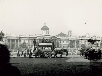 トラファルガースクエアの馬車輸送 作： English Photographer