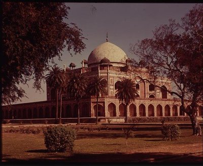 1570年に建てられたフマユーン（1507-56）の墓（写真） 作： Indian School