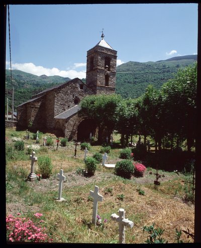 教会と墓地の風景（撮影 作： Romanesque