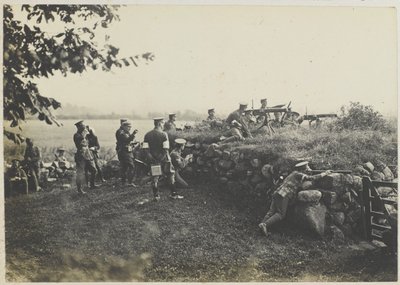 1911年頃、作戦行動をとる機関銃兵たち（モノクロ写真 作： Unbekannt