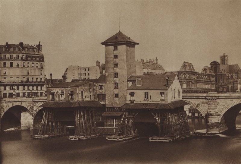 ノートルダム寺院のポンプ（モノクロ写真 作： （後）フランスの写真家