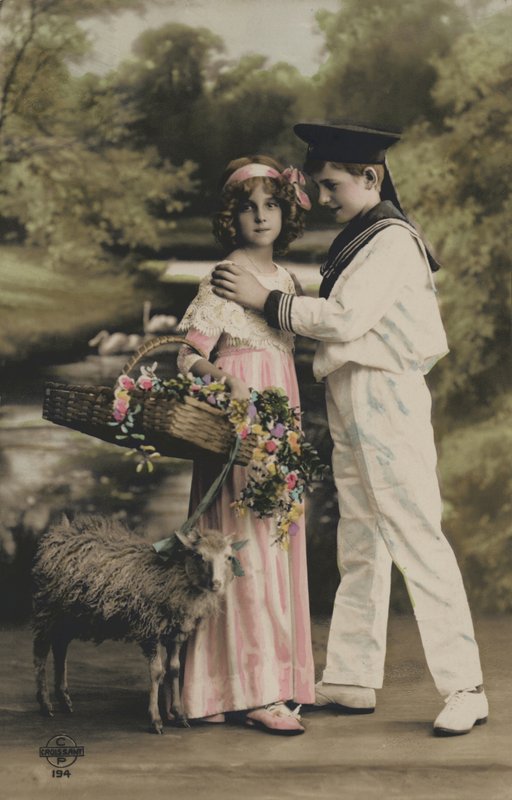 衣装を着た2人の子供 作： フランスの写真家