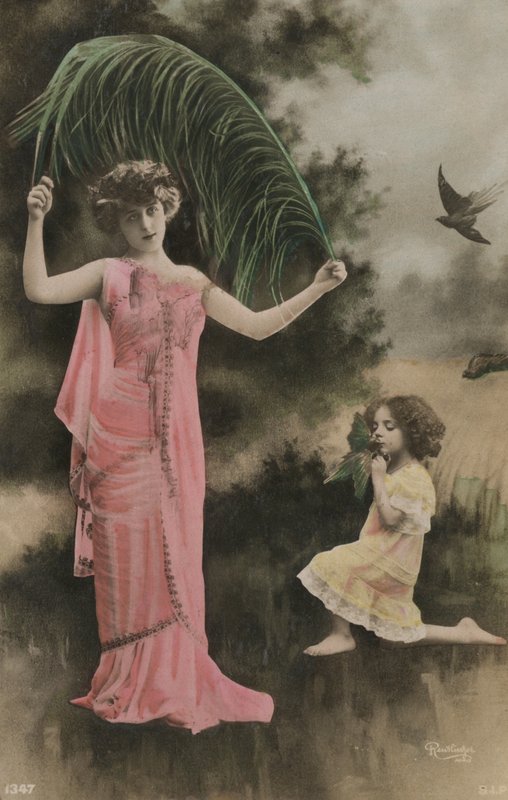 女性と手のひらを持つ子供 作： フランスの写真家
