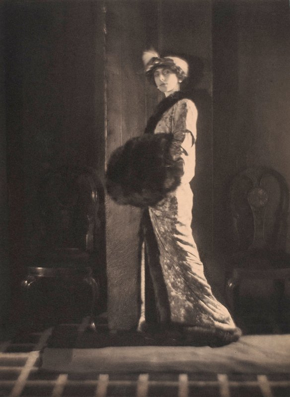 オルガ・デ・メイヤー、1912年頃（モノクロ写真） 作： アルフォンス・デ・マイヤー