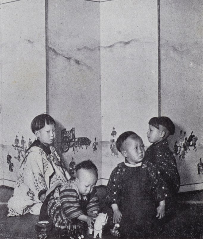 日本の赤ちゃんの遊び方（モノクロ写真 作： アメリカの写真家（後）