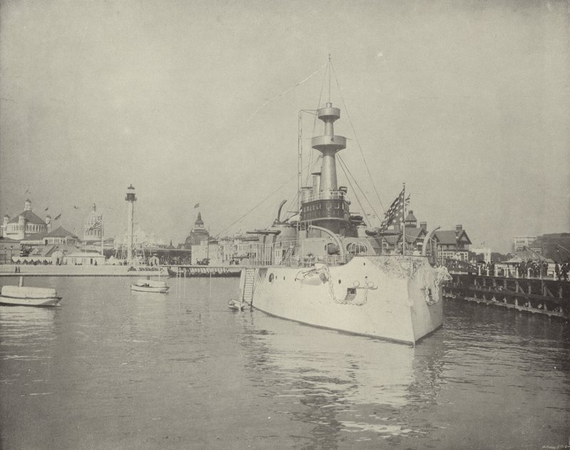 救命ステーションと戦艦の眺め 作： アメリカの写真家