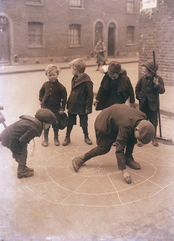 ロンドンの街で遊んでいる子供たち 作： 英語の写真家