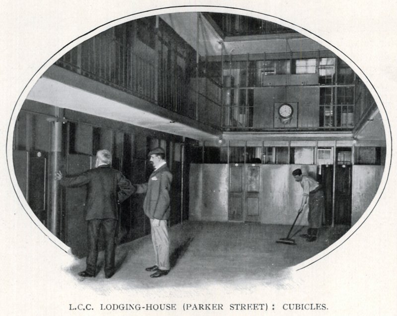 L.C.C. Lodging-House (Parker Street):キュービクル(白黒写真) 作： 英語の写真家