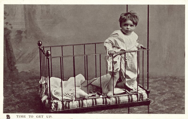ベビーベッドに座る男の子（モノクロ写真 作： 英語の写真家
