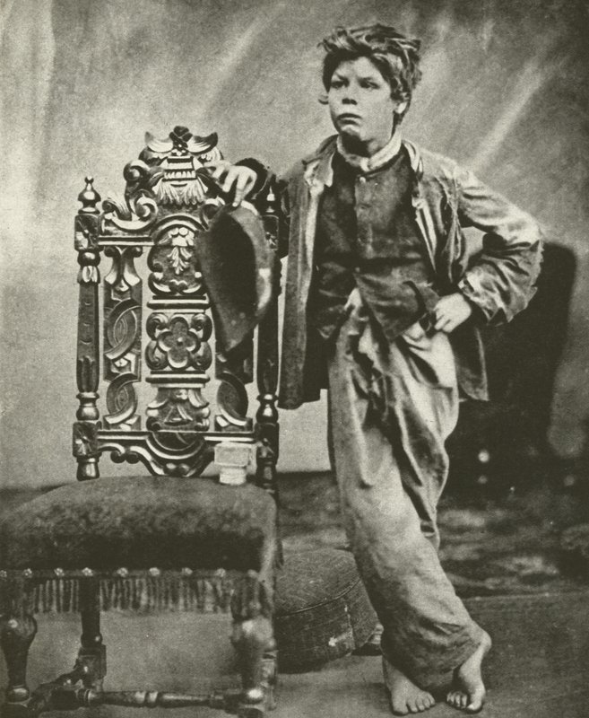 1860年のボロ屋の少年（モノクロ写真 作： 英語の写真家