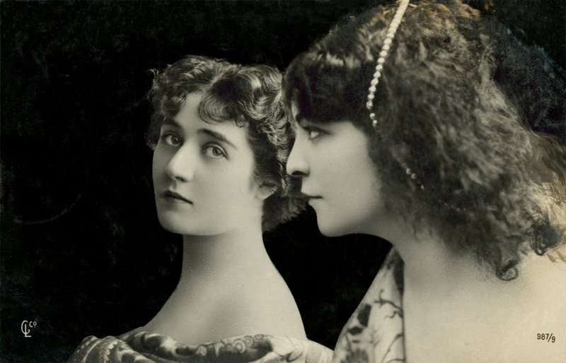 ポーズをとる2人の女性（モノクロ写真） 作： 英語の写真家
