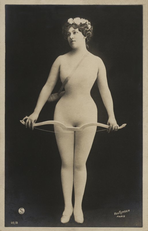 弓と矢を持つ少女 作： フランスの写真家