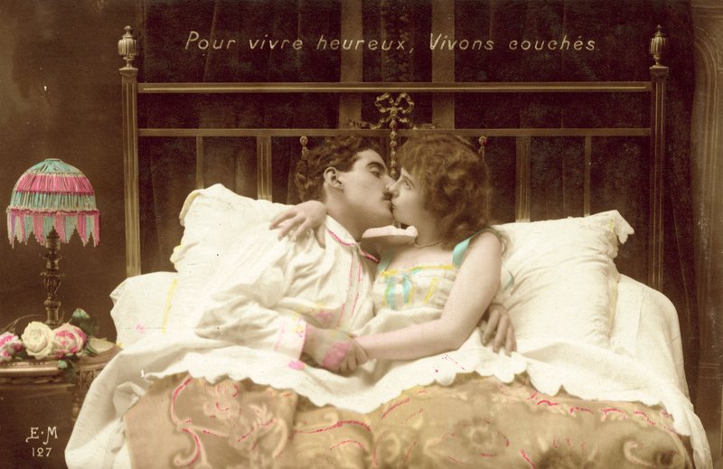カップルがベッドでキス 作： フランスの写真家