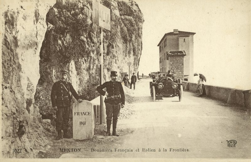 フランスとイタリアの国境、マントン（モノクロ写真 作： フランスの写真家