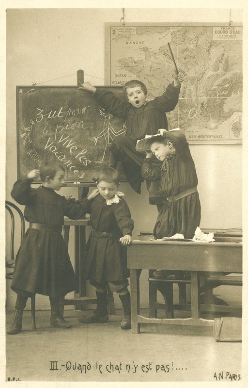 フランスの小学生の演奏、Vive Les Vacances 作： フランスの写真家