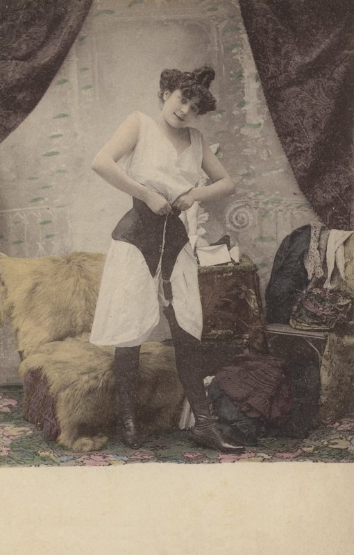 彼女のコルセットを元に戻す女の子 作： フランスの写真家