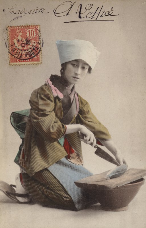 魚の切り身の日本人の女の子 作： フランスの写真家