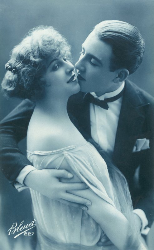 キスをするカップル（モノクロ写真） 作： フランスの写真家