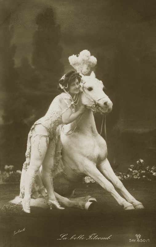 ラ・ベル・ティトーム（モノクロ写真） 作： フランスの写真家