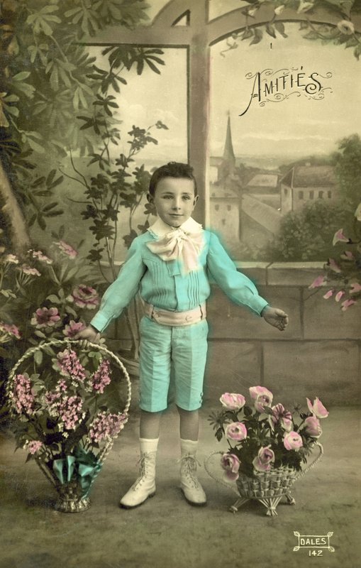 青い服を着た少年（カラー写真 作： フランスの写真家