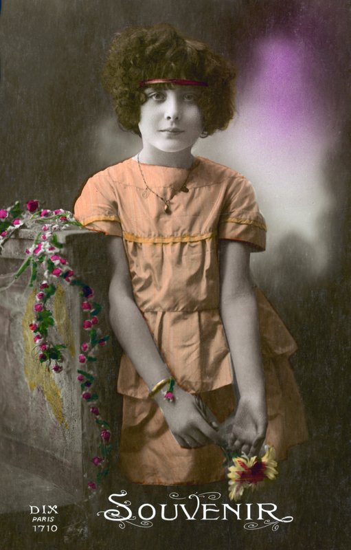オレンジ色の服を着た少女（カラー写真 作： フランスの写真家