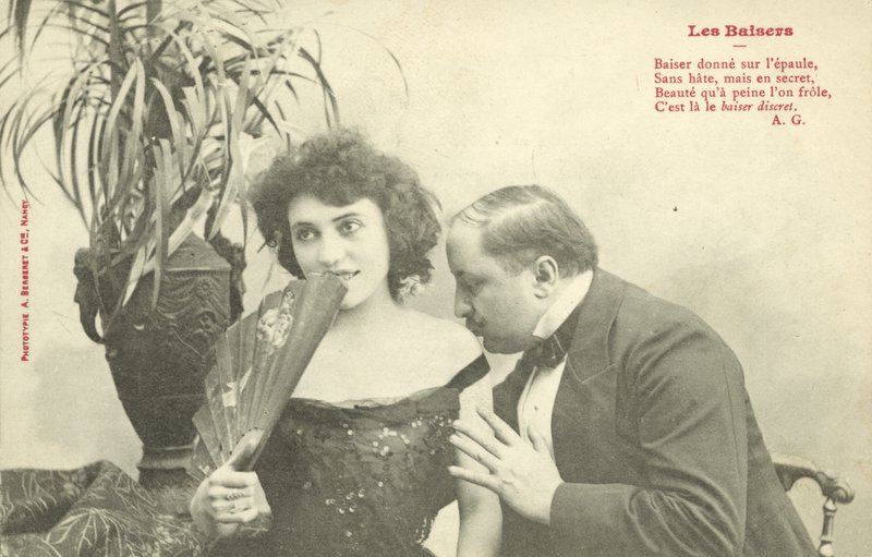 女性の肩にキスをする男性（モノクロ写真 作： フランスの写真家