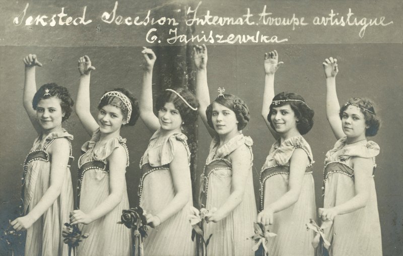 笑顔の若い女性ダンサーのロープ 作： フランスの写真家