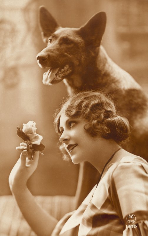 彼女の犬を持つ女性 作： フランスの写真家