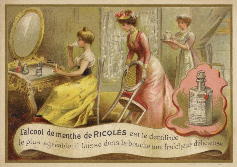 マウスウォッシュを使用して女性 作： フランス語学校